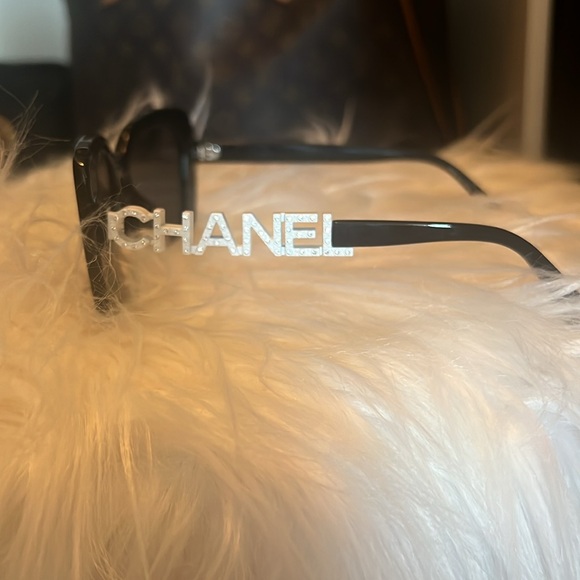 Authentic Chanel sunglasses. Great condition. - Picture 6 of 7